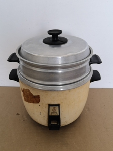 三角牌电饭锅 90年的产品,没什么实用价值了,适合做影视道具