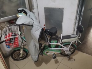 自用阿米尼电动车,8成新,锂电池,可以拿下来充电,一年前花6