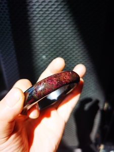 舒俱来苏纪石手镯,黑丝绒带皮可养,自然阳光下图片.有证书.