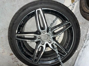 自用奔驰e300原装防爆轮胎倍耐力275×35/r19一条带