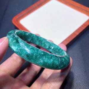 青龙云母祖母晶手镯,比较贵气的祖母绿的颜色,太罕见了,实际上