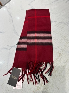 意大利设计的品牌安迪卡经典格子酒红色纯山羊绒围巾，手感柔软细