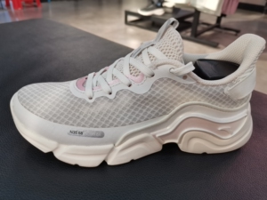 安踏女子运动鞋,断码清仓,绝对正品,有需要可私聊