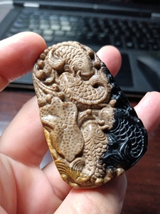 珊瑚玉吊坠,鱼子纹,俏色巧雕,四季发财鱼,天然玉石纹路清晰雕