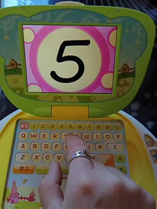 小天才儿童早教机x1s 成色如图,屏幕正常,摇杆灵敏,无