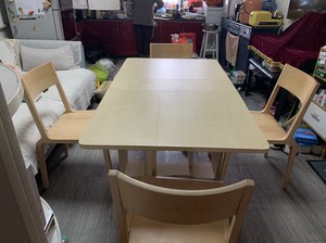 曲美定制的实木折叠餐桌77四把椅子