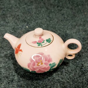 红旗瓷厂精工手绘原矿稀土釉中彩牡丹花茶壶,品相好,胎瓷通透