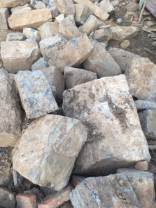 大石头一大堆,有用的上的自己来拉,棱角方正适合造景磊墙铺地