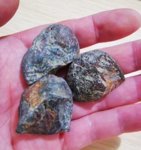 天然缅甸琥珀,根珀原石原矿,灯打不透,杂裂情况不详.