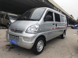 五菱荣光五座加长版货运面包车,2019年8月上牌,1.5排量