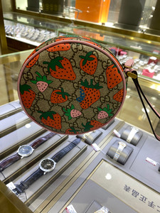 gucci 圆饼 零钱包gucci /古琦 新款草莓圆饼手拎