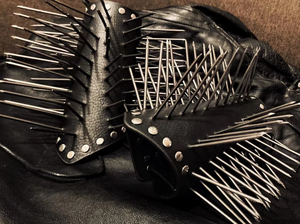 黑金属腕带 尖刺铆钉护腕 烂仔厨房