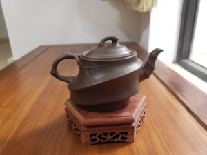 一厂老紫砂 黑星土 顺竹壶,底款尹霞,自用中,已有包浆,出水