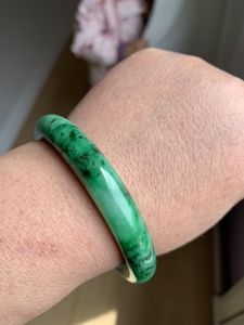 翡翠手镯,圈口57.5,有两条纹,扣手.黑色部分是藓,保a支