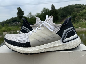 ub阿迪boost跑鞋 黑白配色 44码 aj1影子灰编制