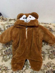 宝宝婴儿狗熊连体衣服!很厚实的一件外套!就试穿了一下.便宜出