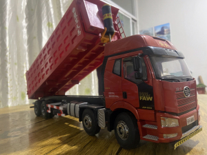 出售改装解放j6p自卸车模型 1:24比例 有瑕疵!瑕疵看图