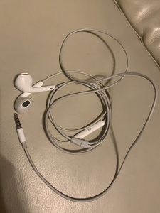 苹果6sp的耳机,没怎么用时间久了线有点脏了,二手物品售出不