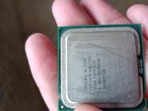 英特尔三块cpu.有一块e5400.其他两块不认识型号.家里
