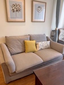 宏益床垫旗下田字格沙发,九成新,长2米,宽80厘米.另配一套