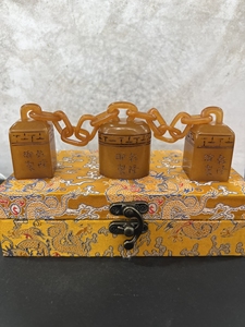 清乾隆皇帝寿山田黄石三联章三连章寿山石印章