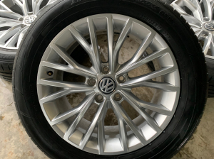 17寸大众cc原厂轮毂 邓禄普225/55r17 9成新 轮