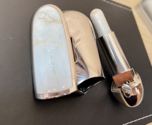 娇兰口红,白云石纹壳子,内芯是透明带细闪,可单涂可叠在口红上