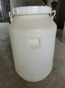 大胶桶，带内盖，有十多个只装过一次蜂蜜，放那落灰了，基本全新