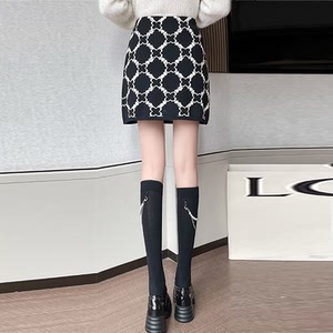 搭配过膝长靴的短裙