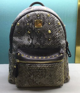 mcm灰色蛇皮压纹铆钉pvc女士双肩包