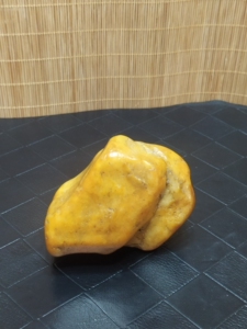 天然原石黄河支流渭河蜡石,已上油保养,手玩件或雕刻都可以,全