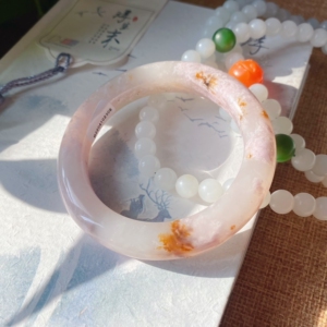 【桃花粉】53圈新疆和田玉且末料桃花粉樱花粉手镯,这条非常仙