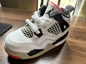 aj4热熔岩(童鞋),卖单只当书包挂件摆件均可,正品支持一切