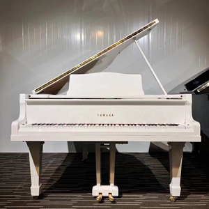 雅马哈白色三角钢琴