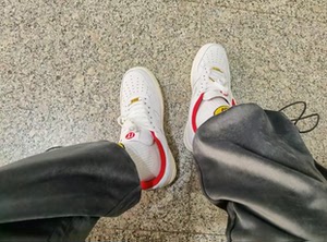 陈赫同款板鞋,复古低帮休闲板鞋,白红配色,鞋身旁的小红钩衬托