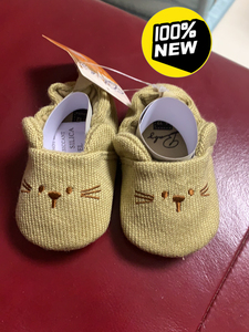 全新婴儿鞋，摆造型穿穿的，让宝宝习惯穿鞋子的感觉。买鞋送发箍