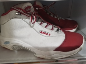 and1太极卡特球鞋贵人鸟再版43码,成色一般有一只脚鞋头轻