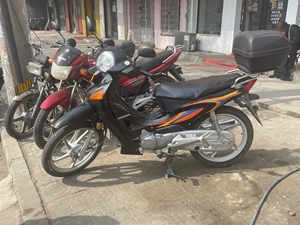 五羊本田125弯梁摩托,带手续,必须过户.1万7千公里.