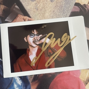 蔡徐坤亲笔签名