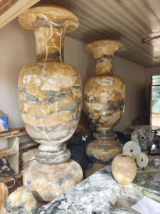 (宝-7)七彩石  大花瓶  商用家用均可  高2.4米