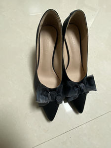 全新两双39码高跟鞋,鞋底很软,鞋跟很稳不累脚,心血来潮想穿