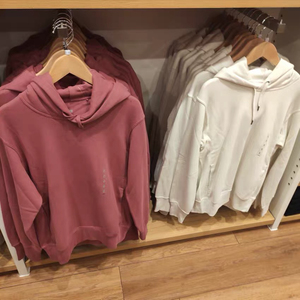 优衣库粉连帽卫衣