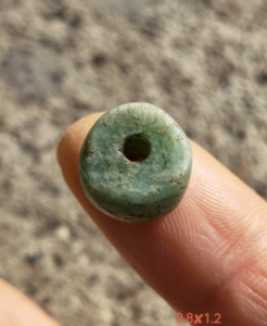 夏家店文化天河石珠,直径1.2厘米,厚0.8厘米,尺寸不小