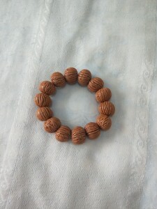 一串树皮纹桃核手串,尺寸2.0左右,没泡过酸氧水,抛光打底的