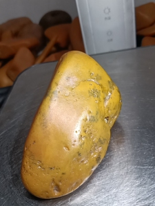 黄腊石,江西赣江磨砂冻老年斑料,喜欢的朋友来吧
