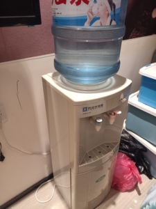 思迈特老式饮水机,能正常加热,还有制冷功能!下方有储物空间.