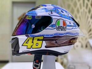 agv pista gp r 头盔 雪屋 雪景小镇,机车摩托