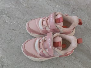 出一款粉色的女童运动鞋，汪汪队的，鞋底为白色，鞋帮高度适中，