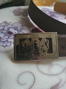 铁狮东尼要带,保证全新鸵鸟皮一次没有捆过,腰带多打了两个扣眼
