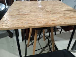 欧松板吧台桌十凳子,成色好,有配套高脚凳,有3张,需要的速度